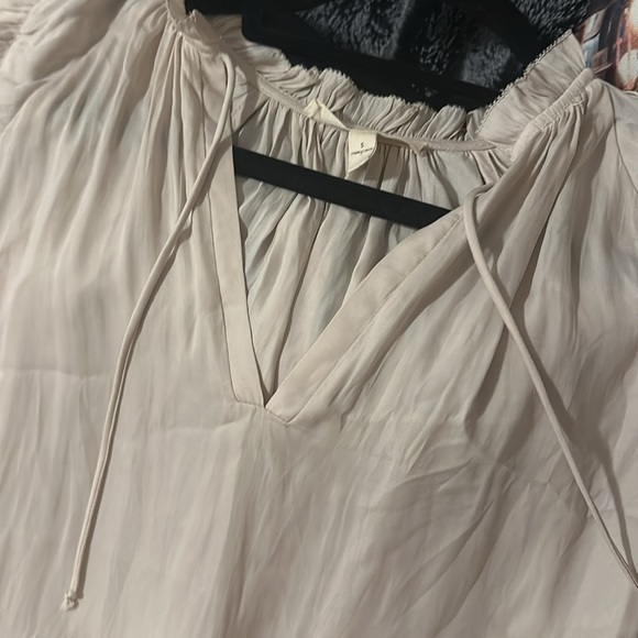 Beautiful blouse size S with ruffle sleeves very lightly used - Picture 4 of 4